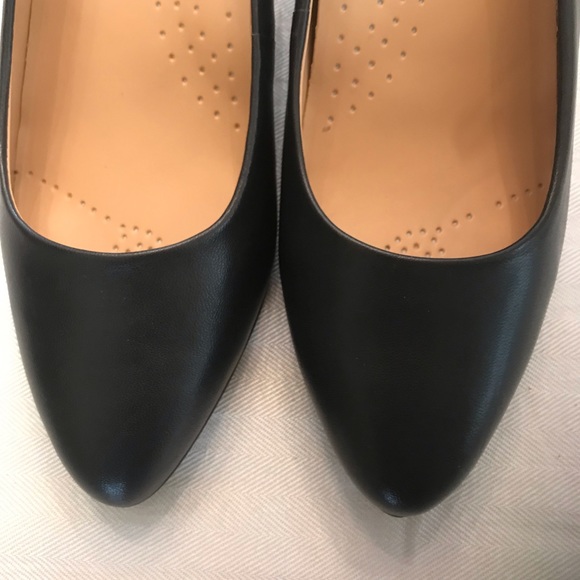 New in Box Trotters Kari Navy Blue Leather 2" Block Heel Pumps 7 Wide - Picture 4 of 10